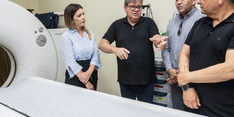 João entrega o Condomínio Cidade Madura de Monteiro