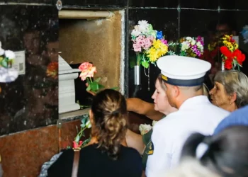 Corpos de crianças mortas em ataque são enterrados, em Blumenau (SC)