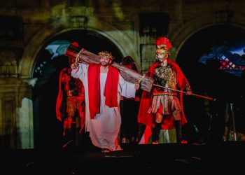 Espetáculo da Paixão de Cristo atrai multidão ao Centro de João Pessoa