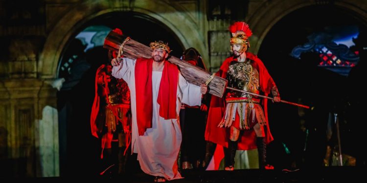 Espetáculo da Paixão de Cristo atrai multidão ao Centro de João Pessoa