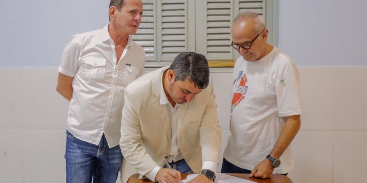 Cícero Lucena se licencia e Dinho assume a prefeitura da Capital