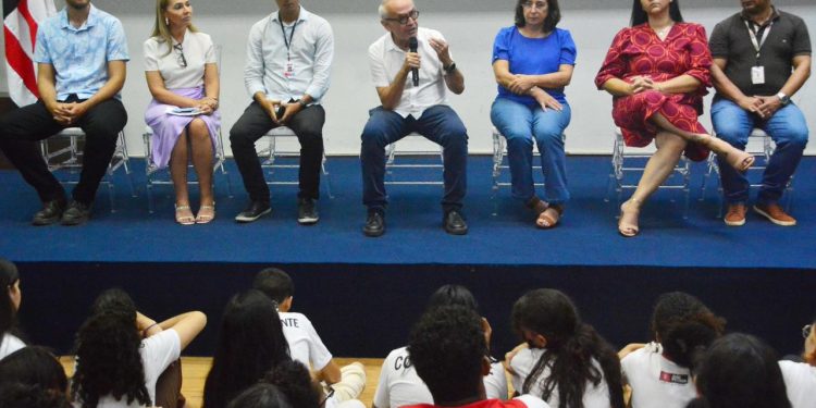 Cícero lança edital com 300 bolsas de estudo para estudantes em vulnerabilidade