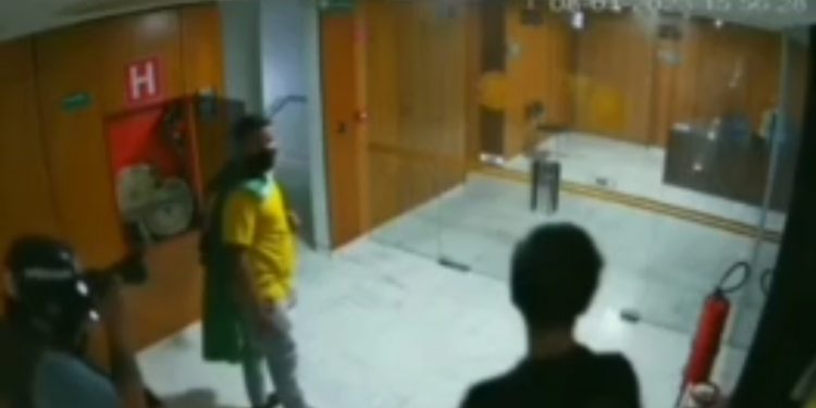 Novas imagens mostram preparação cenográfica em 8 de janeiro, no Palácio