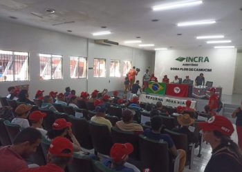 MST invade sede do Incra e cobra o fim da geração de energia eólica na Paraíba