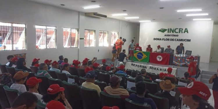 MST invade sede do Incra e cobra o fim da geração de energia eólica na Paraíba