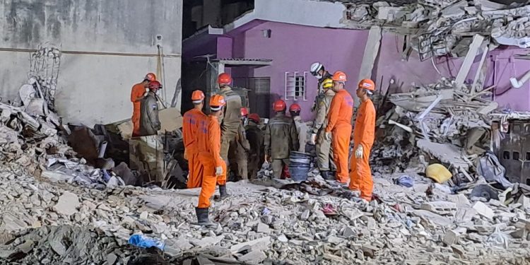 Bombeiros localizam corpo de idosa em escombros de prédio em Olinda; número de mortos sobe para seis