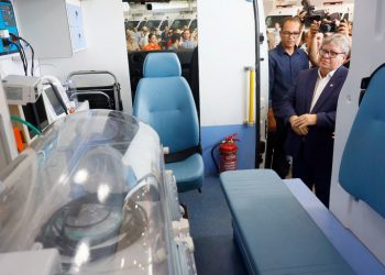 Governador entrega novas ambulâncias e UTI aérea