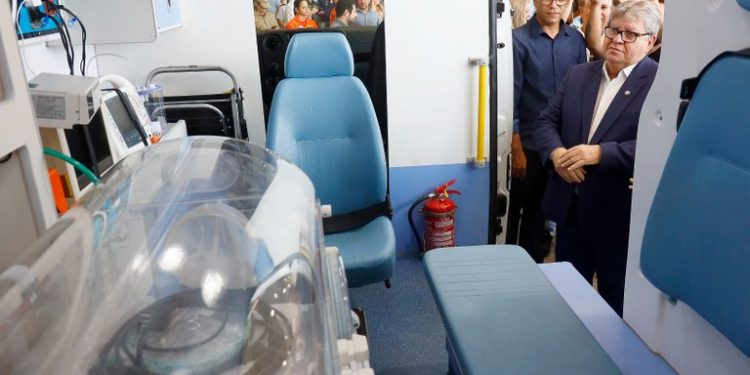 Governador entrega novas ambulâncias e UTI aérea