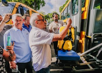 Cícero entrega 20 ônibus escolares para rede pública da Capital 