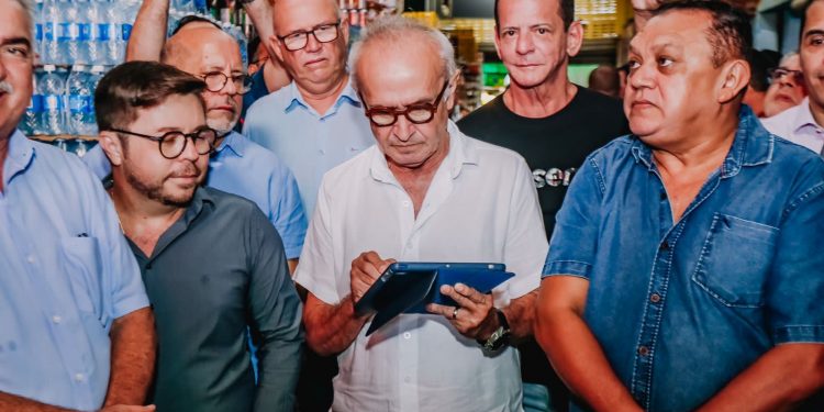 Cícero assina ordem de serviço para reforma do mercado do Rangel