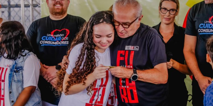 Cicero entrega carteiras de estudante gratuitas