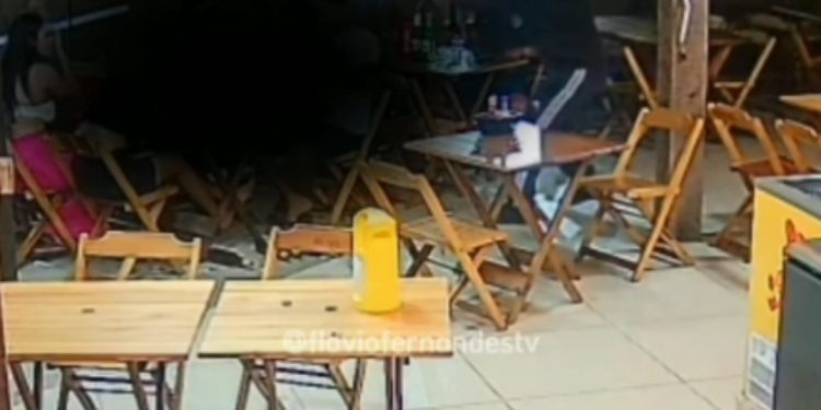 VÍDEO: Homens são mortos a tiros em quiosque da orla de João Pessoa