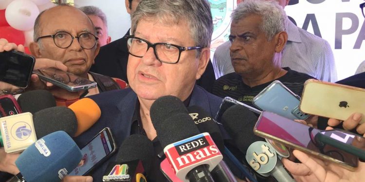 João Azevedo anuncia reajuste de 80% para professores prestadores de serviço