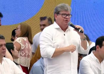 João Azevedo anuncia concurso com 2.380 vagas