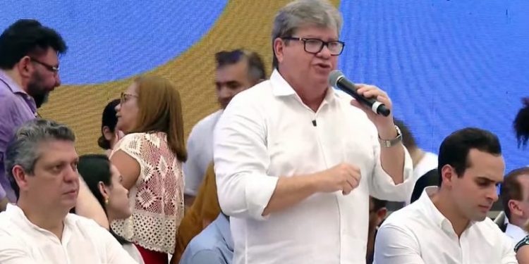 João Azevedo anuncia concurso com 2.380 vagas