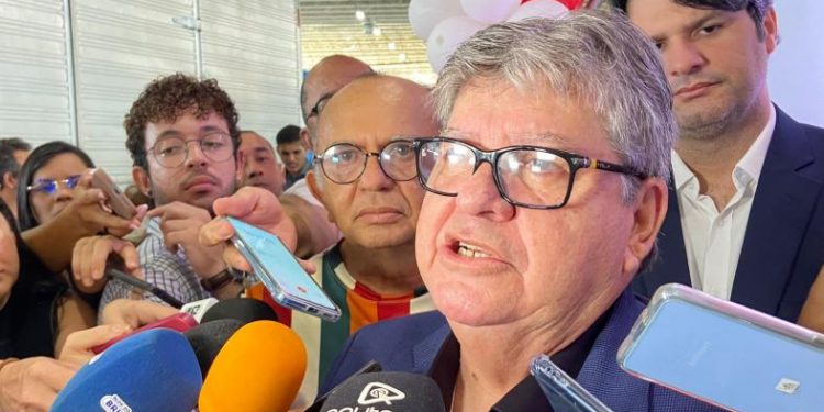 João reafirma aliança com Cícero e confirma Léo Bezerra para mais um vice