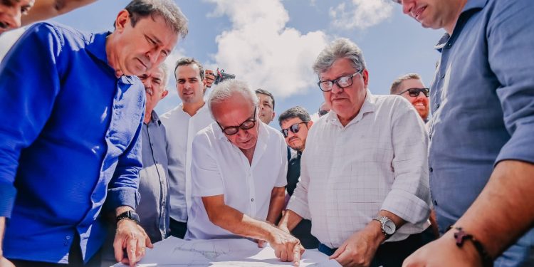 João e Cícero vistoriam obras nos Bancários e Bessa, em JP