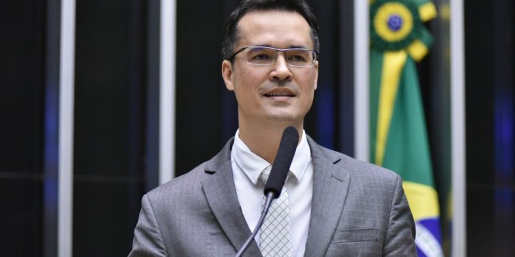 TSE cassa registro e determina perda de mandato de Deltan Dallagnol, que dispara: “Vingança”