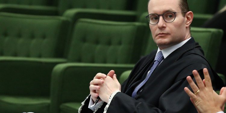 Cabo eleitoral de Lula, Veneziano vai relatar indicação de Zanin ao STF