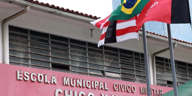 Lula encerra o programa de escolas cívico-militares, criado por Bolsonaro