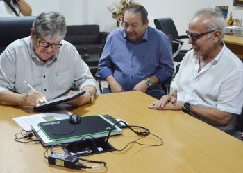 João Azevedo e Cícero Lucena assinam convênio para construção de moradias populares, em João Pessoa