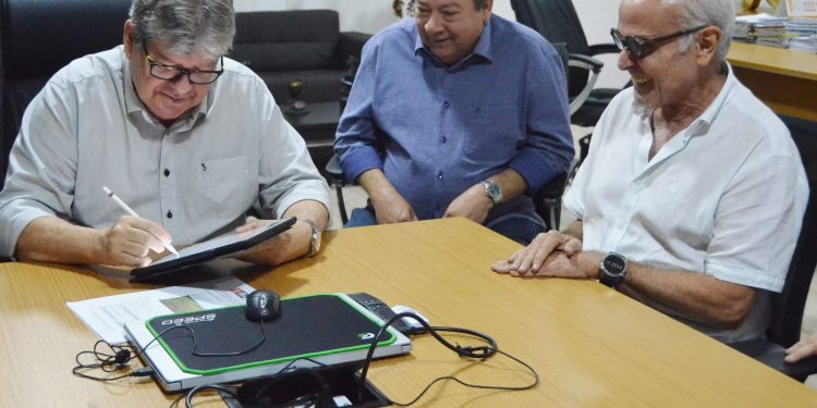 João Azevedo e Cícero Lucena assinam convênio para construção de moradias populares, em João Pessoa