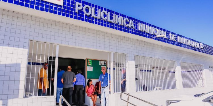 Cícero Lucena entrega reforma da Policlínica de Mandacaru