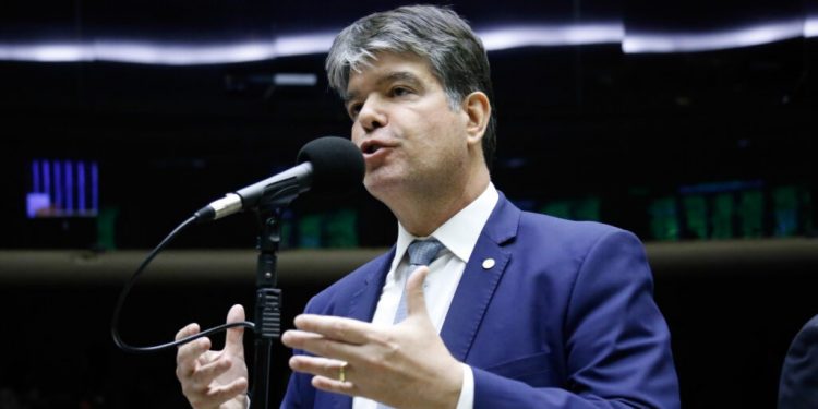 Ruy Carneiro fica no Podemos, mas mantém parceira com PSDB