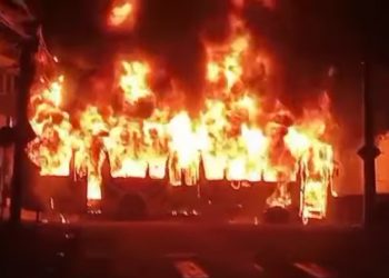 Em João Pessoa, bandidos queimam ônibus com passageiros e motorista dentro