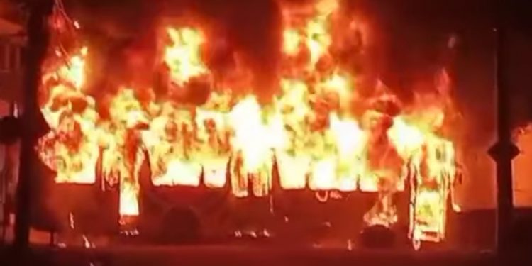 Em João Pessoa, bandidos queimam ônibus com passageiros e motorista dentro