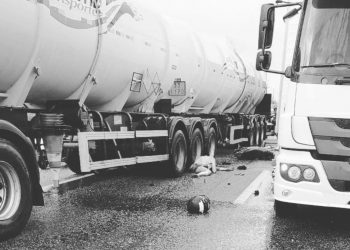 Motoqueiro morre atropelado por carreta, em João Pessoa