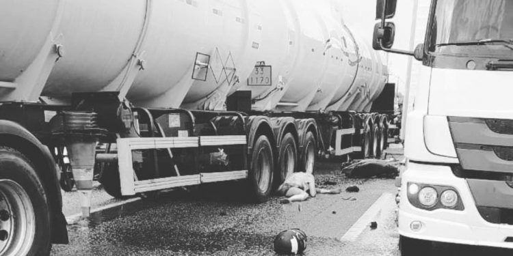 Motoqueiro morre atropelado por carreta, em João Pessoa