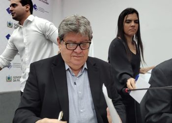 João anuncia fábrica de remédios na PB e ônibus elétrico em João Pessoa