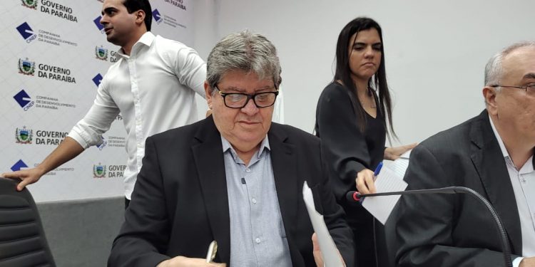 João anuncia fábrica de remédios na PB e ônibus elétrico em João Pessoa