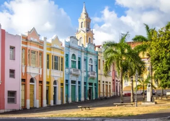 Artistas levam às ruas espetáculo que informa sobre leis de João Pessoa