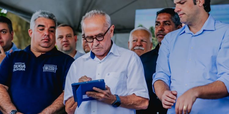 Cícero assina ordem de serviço do Hospital Veterinário  de JP