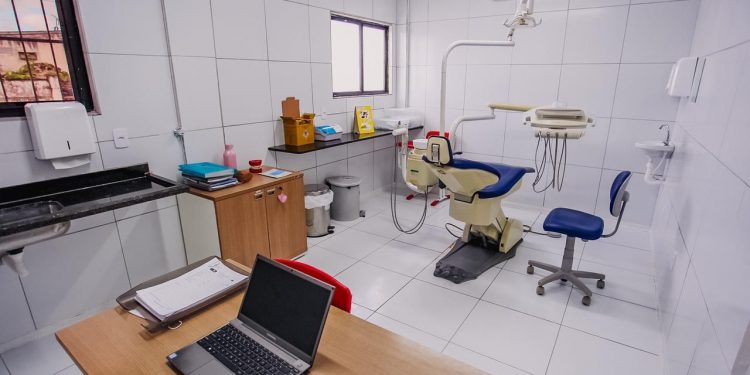 Léo Bezerra entrega reforma da USF dos Funcionários III