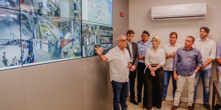 Cícero inaugura centro de monitoramento de prédios públicos