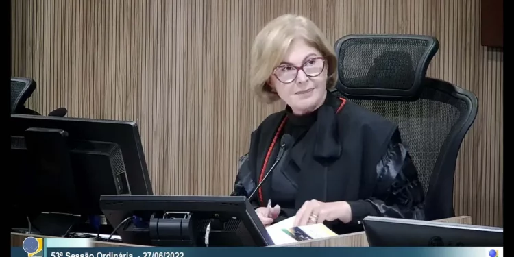 Desembargadora Fátima Bezerra desiste de ação no STF por pensão vitalícia