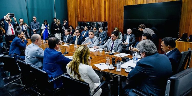 Bancada federal se reúne com João Azevêdo em Brasília