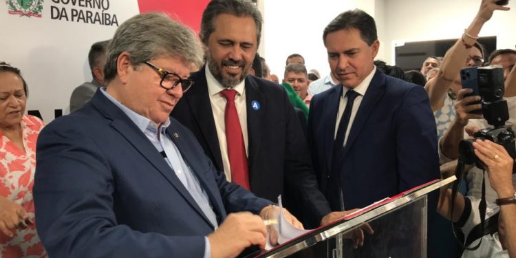 João entrega Centro de Comando das polícias