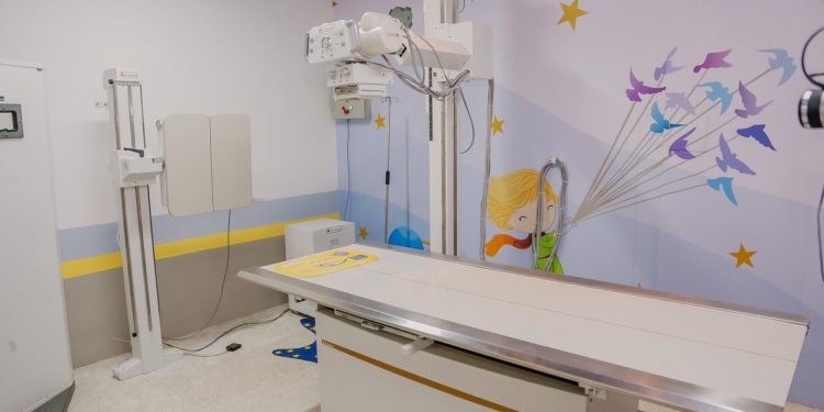 Cícero entrega raio X e brinquedoteca do Hospital Infantil da Capital