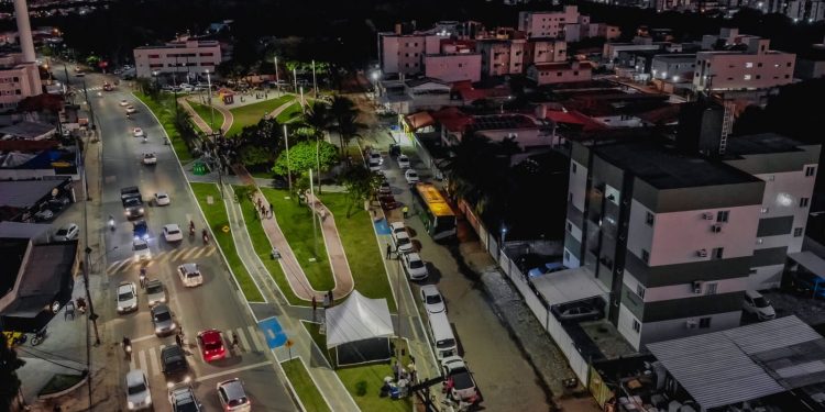 Cícero inaugura Praça no bairro do Cui, em JP