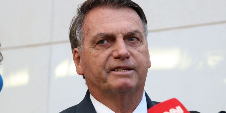 Ex-presidente Bolsonaro é internado em SP para passar por cirurgias