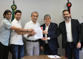 João formaliza instalação de fábrica de pisos e painéis vinílicos, em Alhandra