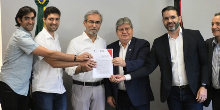 João formaliza instalação de fábrica de pisos e painéis vinílicos, em Alhandra