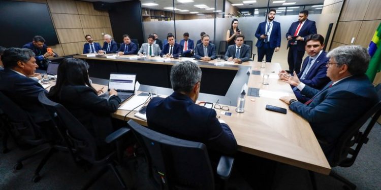 Em Brasília: João Azevêdo confirma construção do aeroporto de Patos