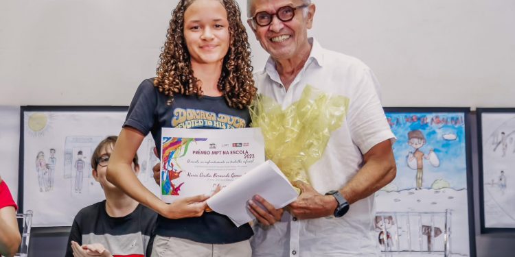 Alunos da rede municipal recebem premiação do concurso do Ministério Público do Trabalho