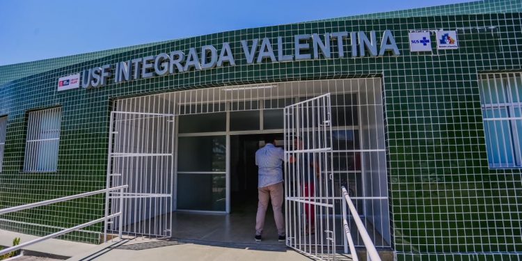 Léo Bezerra entrega reforma de USF no Valentina