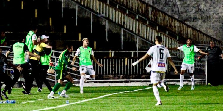 Acabou! Botafogo-PB perde a quarta seguida e está eliminado da Série C